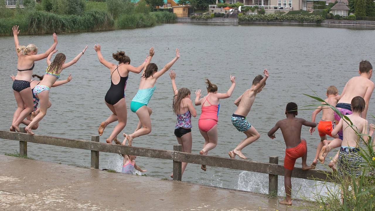 Met zomerse temperaturen lonkt de frisse duik (Foto: Ab Donker)