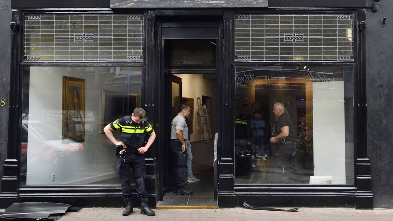 De politie deed eerder invallen bij de Bredase Galerie Puro Arte, waar P. zijn naam aan gelinkt wordt.
