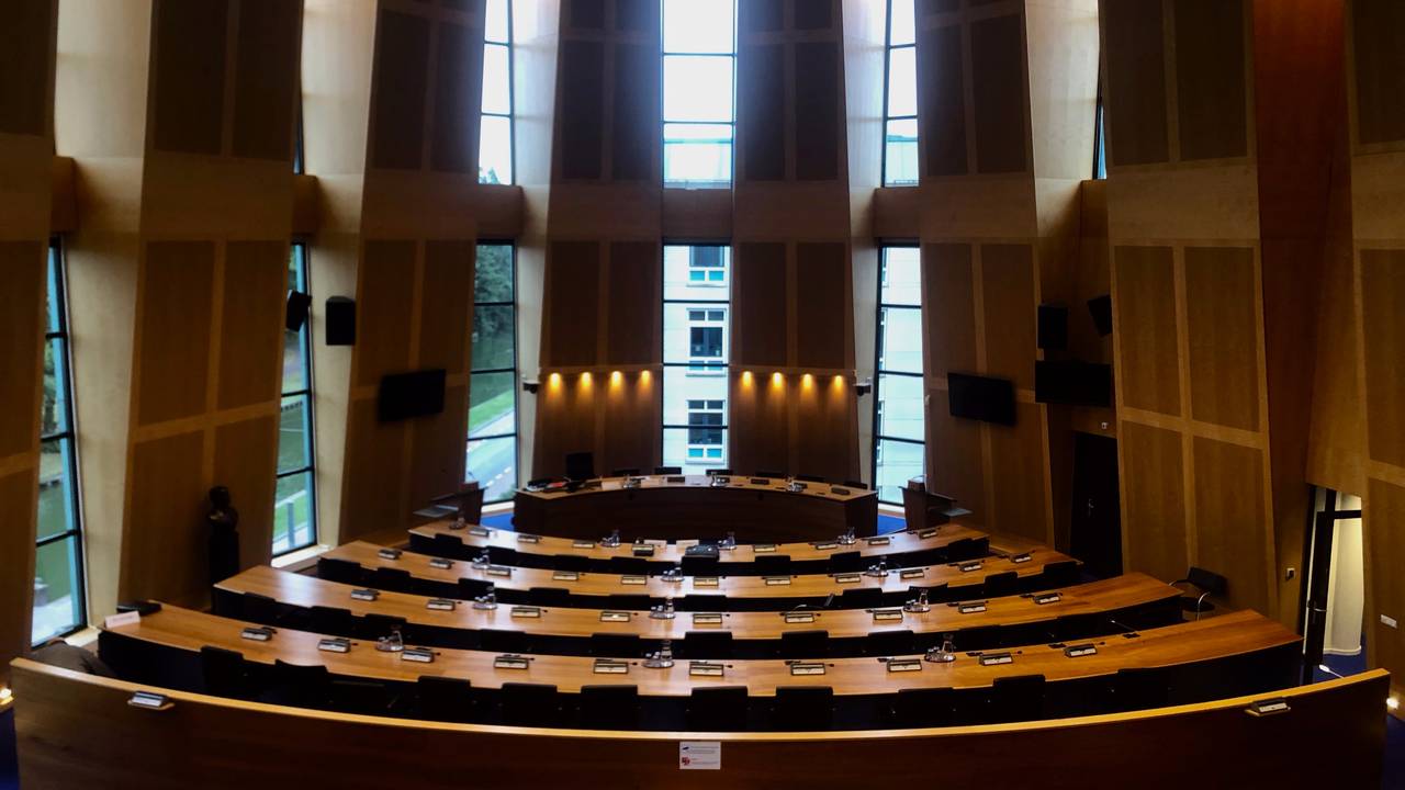 In de voormalige raadszaal moet een school komen (Foto: Alice van der Plas).