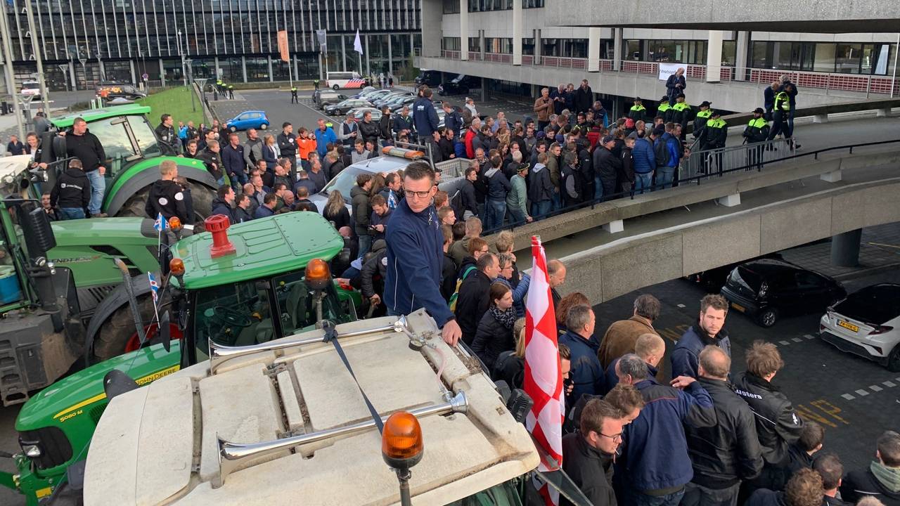 Boeren plaatsen trekkers voor het provinciehuis (foto: Bart Meesters / Meesters Multi Media).