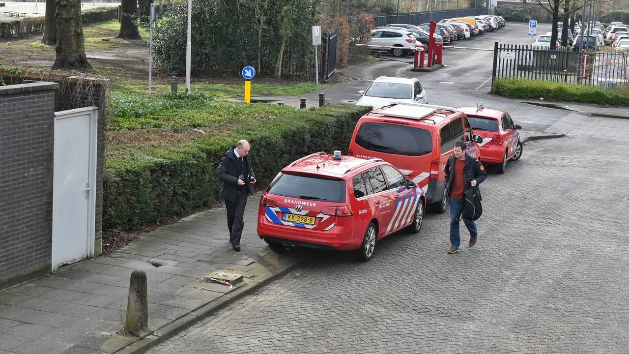 Steeds meer hulpdiensten verzamelen bij hoofdbureau voor overleg corona Tilburg. (foto: Toby de Kort)