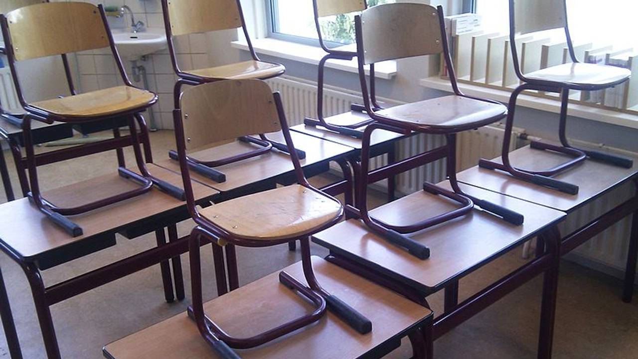 Een leeg klaslokaal (foto: Wikimedia).