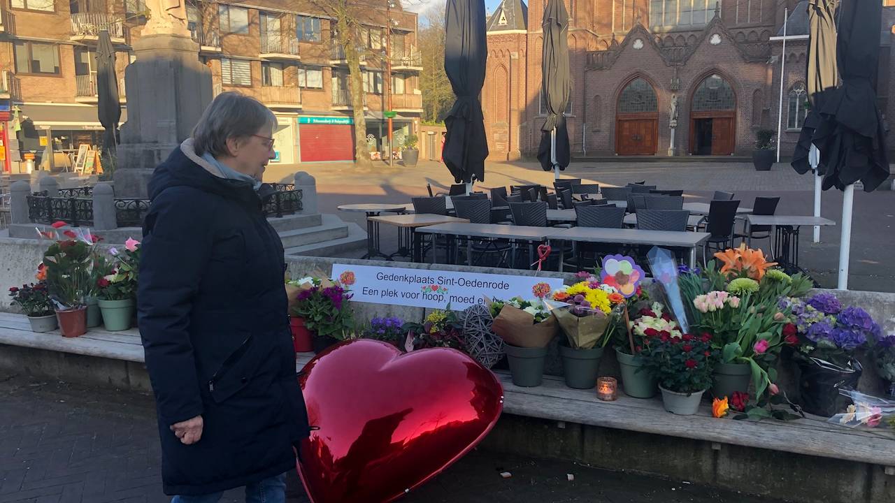 Bloemen bij de kerk. (Foto: Tonnie Vossen)