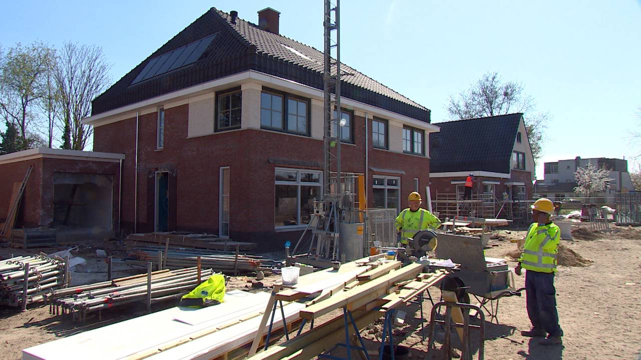 Bouwvakkers aan het werk op anderhalve meter van elkaar vandaan (foto: Omroep Brabant).