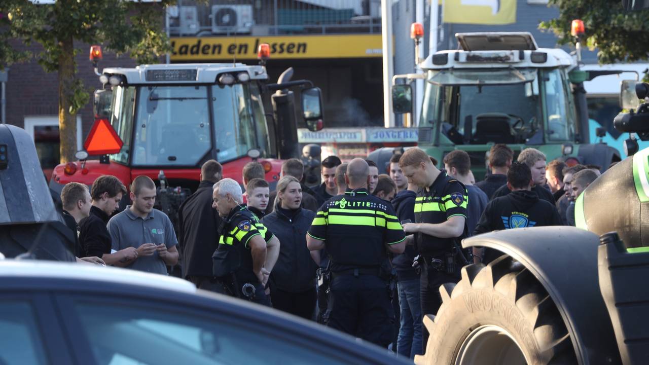 Agenten en boeren maken een praatje in Middelbeers (foto: Sander van Gils/SQ Vision Mediaprodukties).