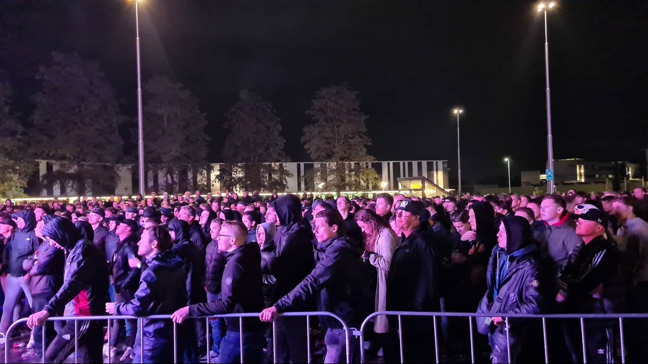 Fans staan dicht op elkaar (foto: Noël van Hooft).