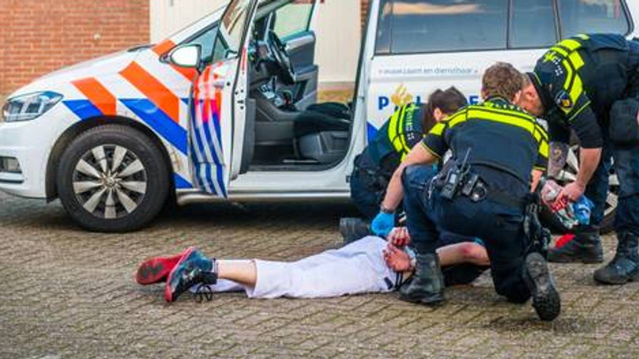De man die ervandoor probeerde te gaan in de politieauto in Eindhoven werd aangehouden (foto: Sem van Rijssel/SQ Vision).