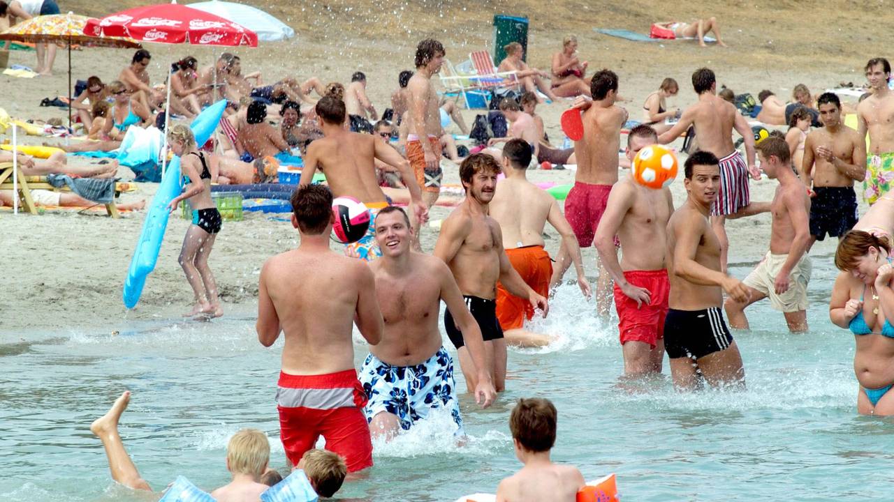 Mensen zoeken op deze zomerdag massaal verkoeling in de plassen van de Galderse Meren (Foto: ANP).