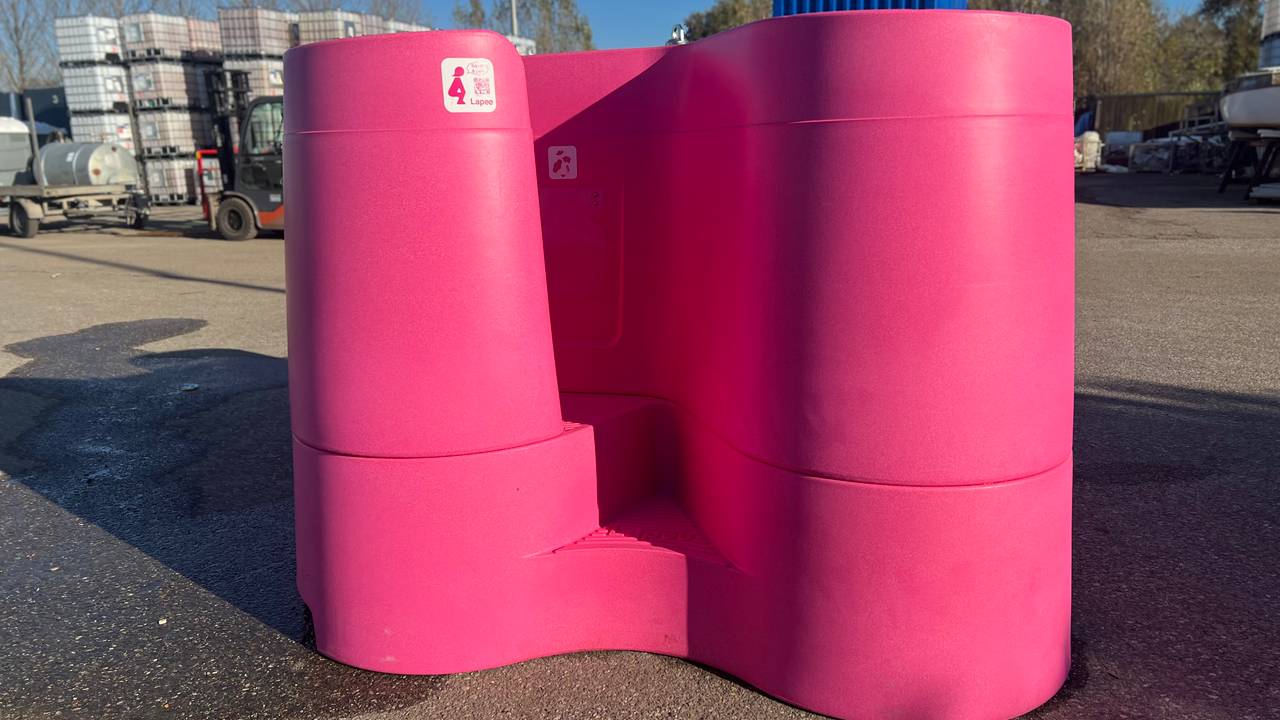 Gratis vrouwenurinoir tijdens carnaval 2026 in Den Bosch (foto: Megan Hanegraaf).