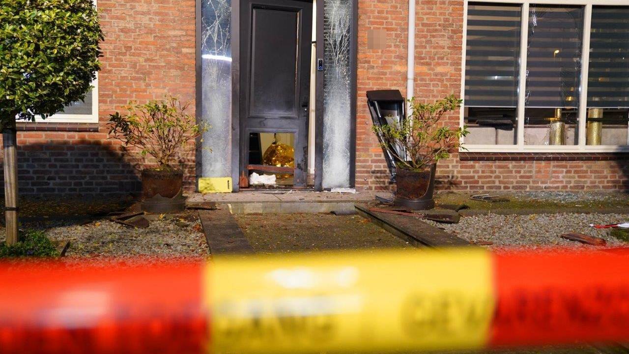 De familie bond zelf de benen van moeder af met riemen. Daarna kwamen de hulpdiensten. (Foto: Bart Meesters/SQ Vision)