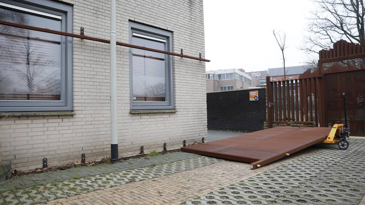 Het stalen hek aan de zijkant van theater De Kring waaronder Laura om het leven kwam (Foto: Christian Traets/SQ Vision)