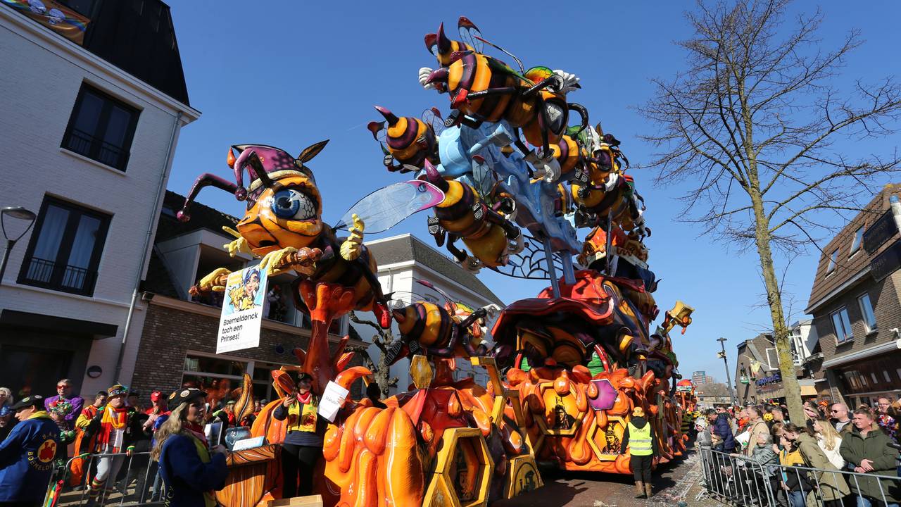 Carnavalswagen in Boemeldonck (foto: Karin Kamp).