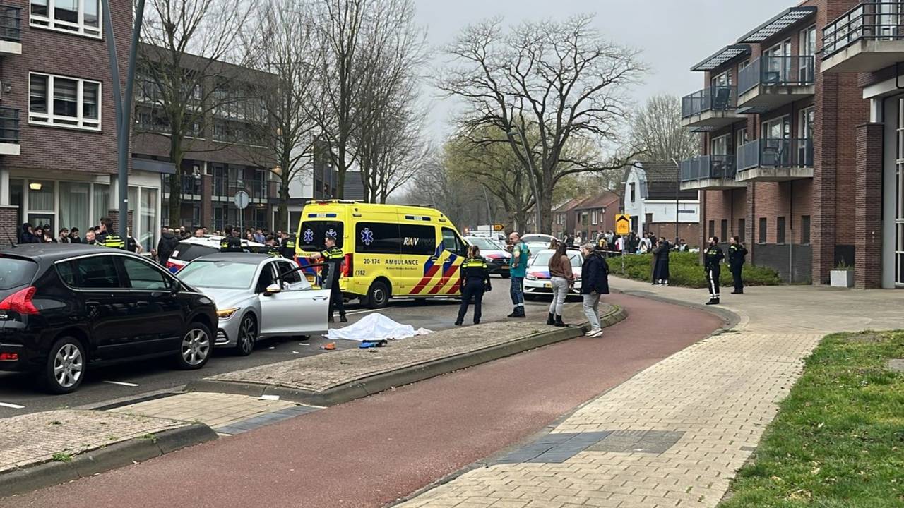 Een van de slachtoffers afgedekt op straat in Oosterhout (foto: Jeroen Stuve/Persbureau Heitink).