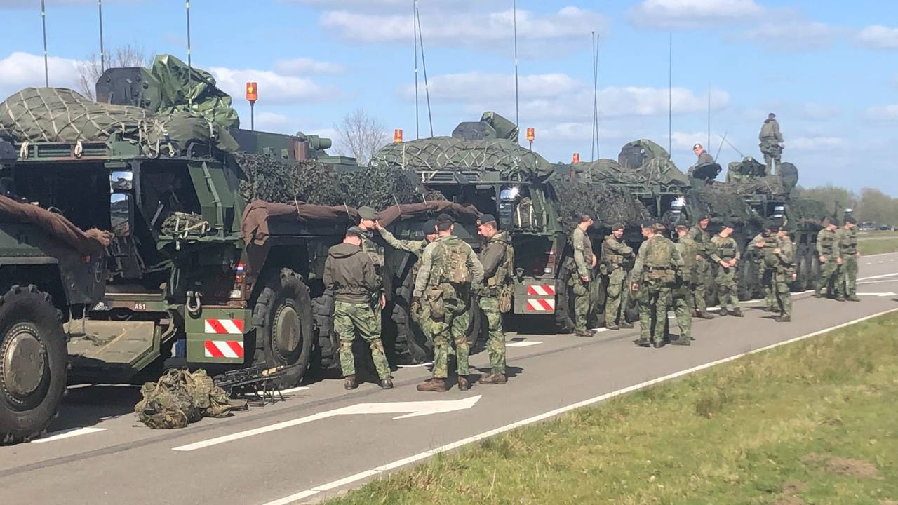 Boxers achter elkaar opgesteld op kazerne Oirschot voor oefening Bastion Lion 2025 (foto: Willem-Jan Joachems)