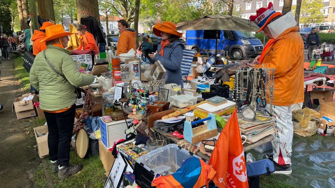 Drukte op de vrijmarkt in Eindhoven (foto: hans Janssen).