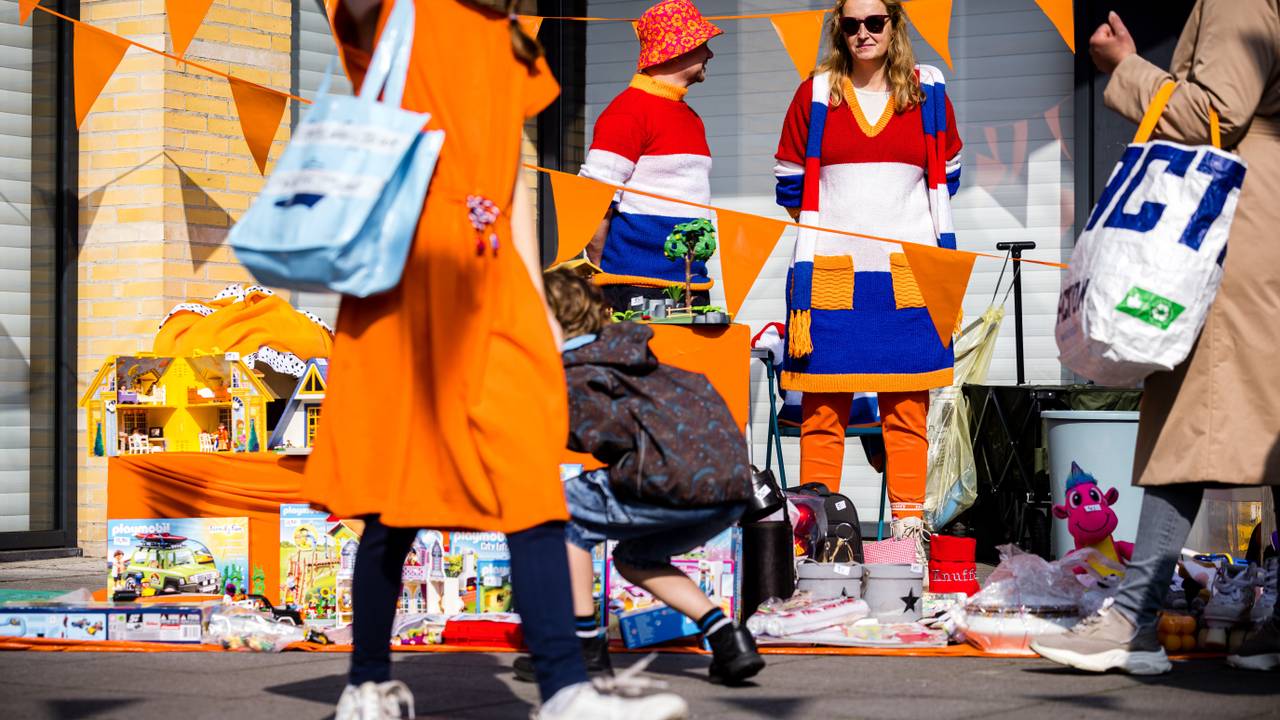 Oranjegekte op de vrijmarkt in Veldhoven (foto: ANP/Rob Engelaar).