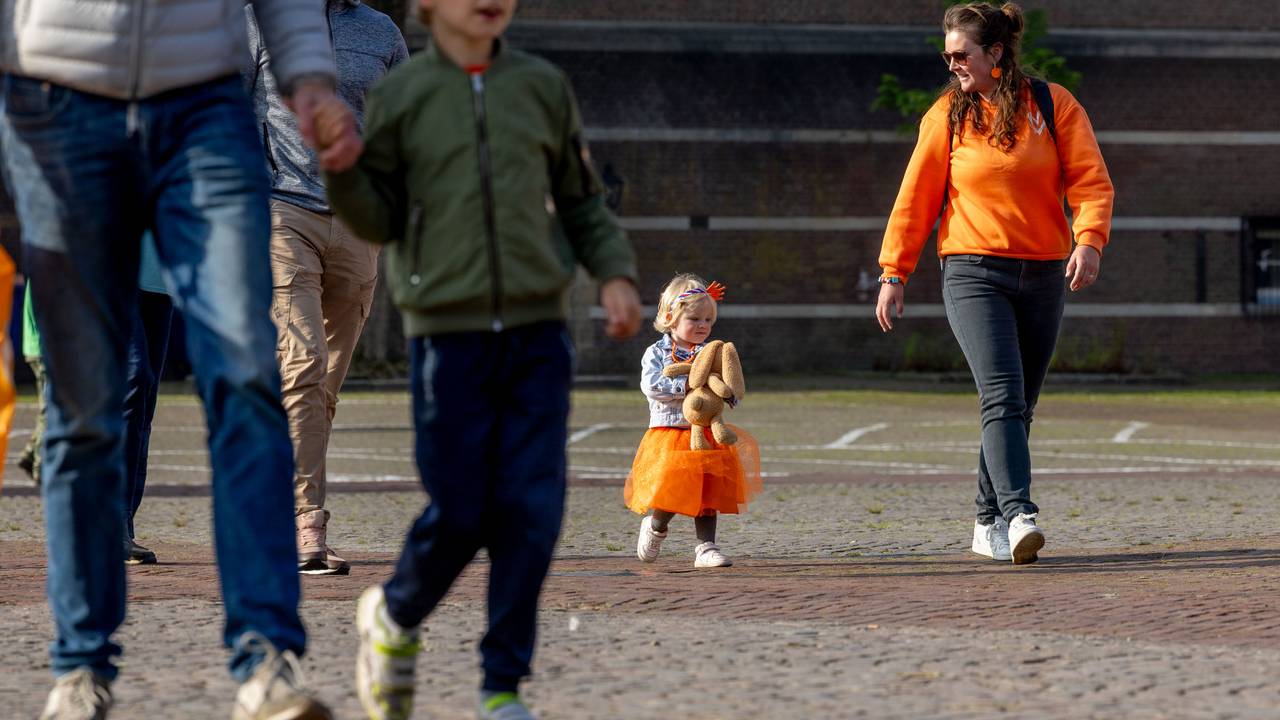 Jong en oud bij de Buitengewone Vlaggenparade in Breda (foto: KMA).