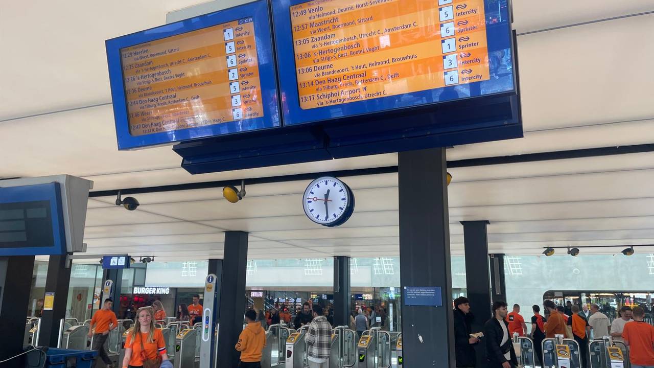 Oranje informatieborden op het station in Eindhoven (foto: Hans Jansen).