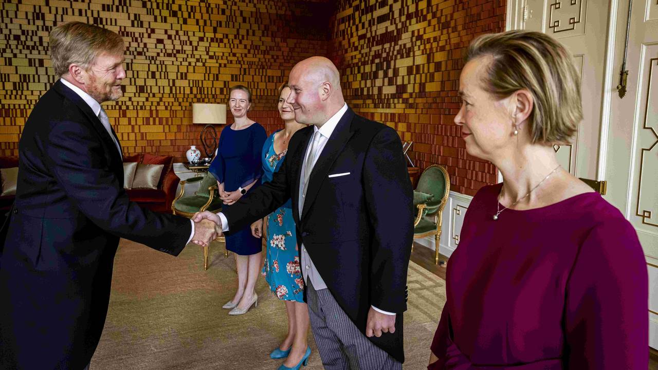 Koning Willem-Alexander beëdigde Thierry Aartsen tot demissionair staatssecretaris van Infrastructuur en Waterstaat in het vorige kabinet (foto: ANP).