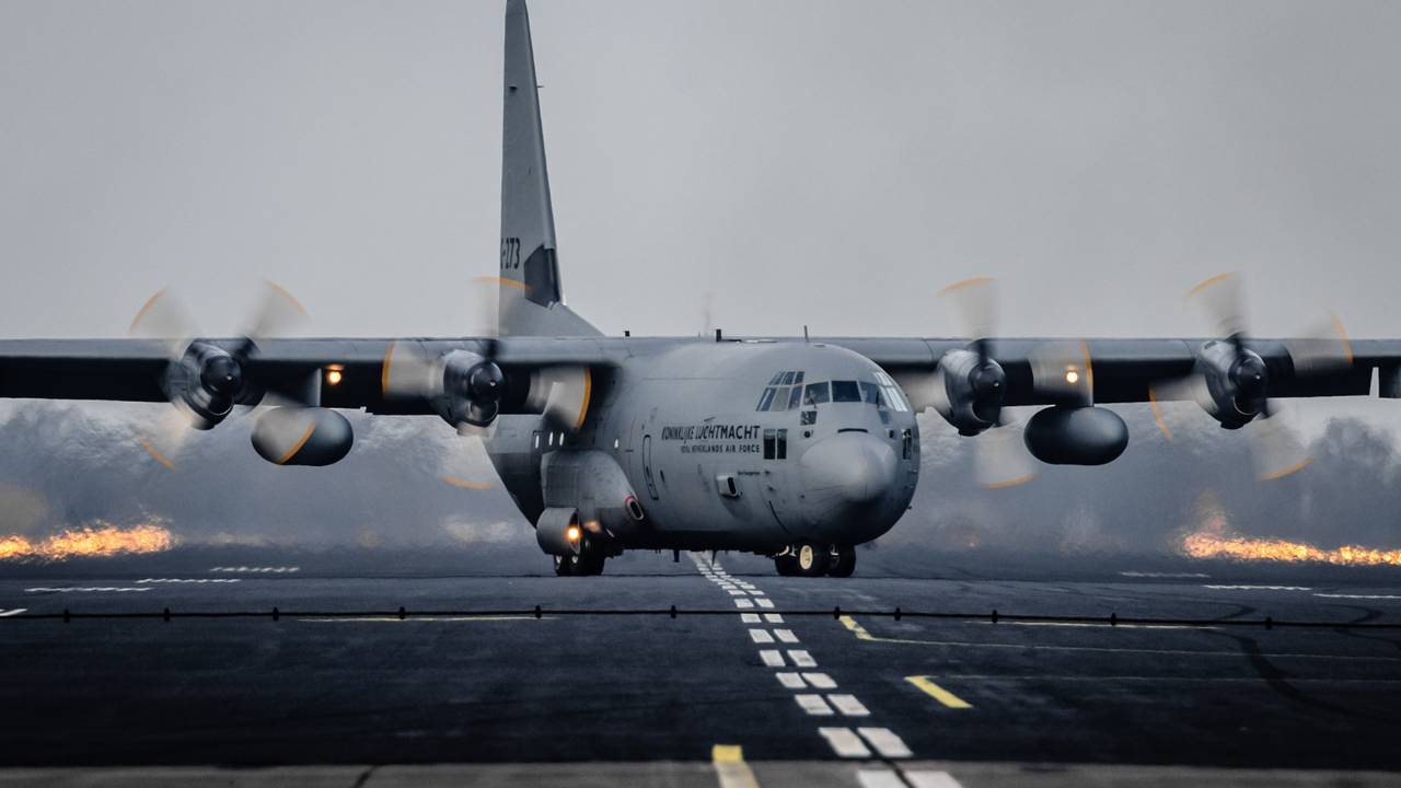 Een Hercules C-130 transport vliegtuig op vliegbasis Gilze-Rijen (foto: ANP).