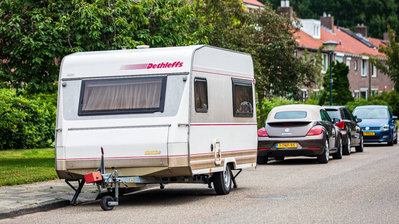 Caravan in de straat in Geldrop (foto: ANP). 