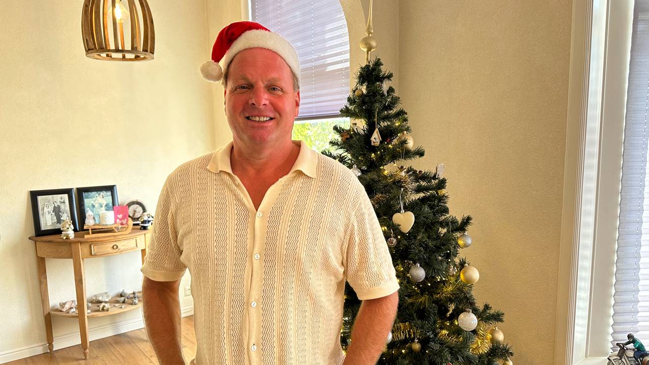 Een trotse Marco de Jongh voor zijn kerstboom. (foto: Floortje Steigenga)