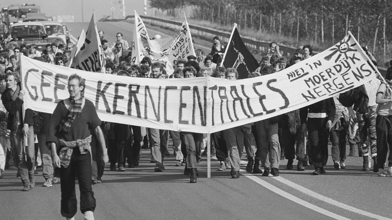 Grote demonstratie tegen kerncentrales in Moerdijk op 5 oktober 1985 (foto: Ben Steffen/collectie West-Brabants Archief).