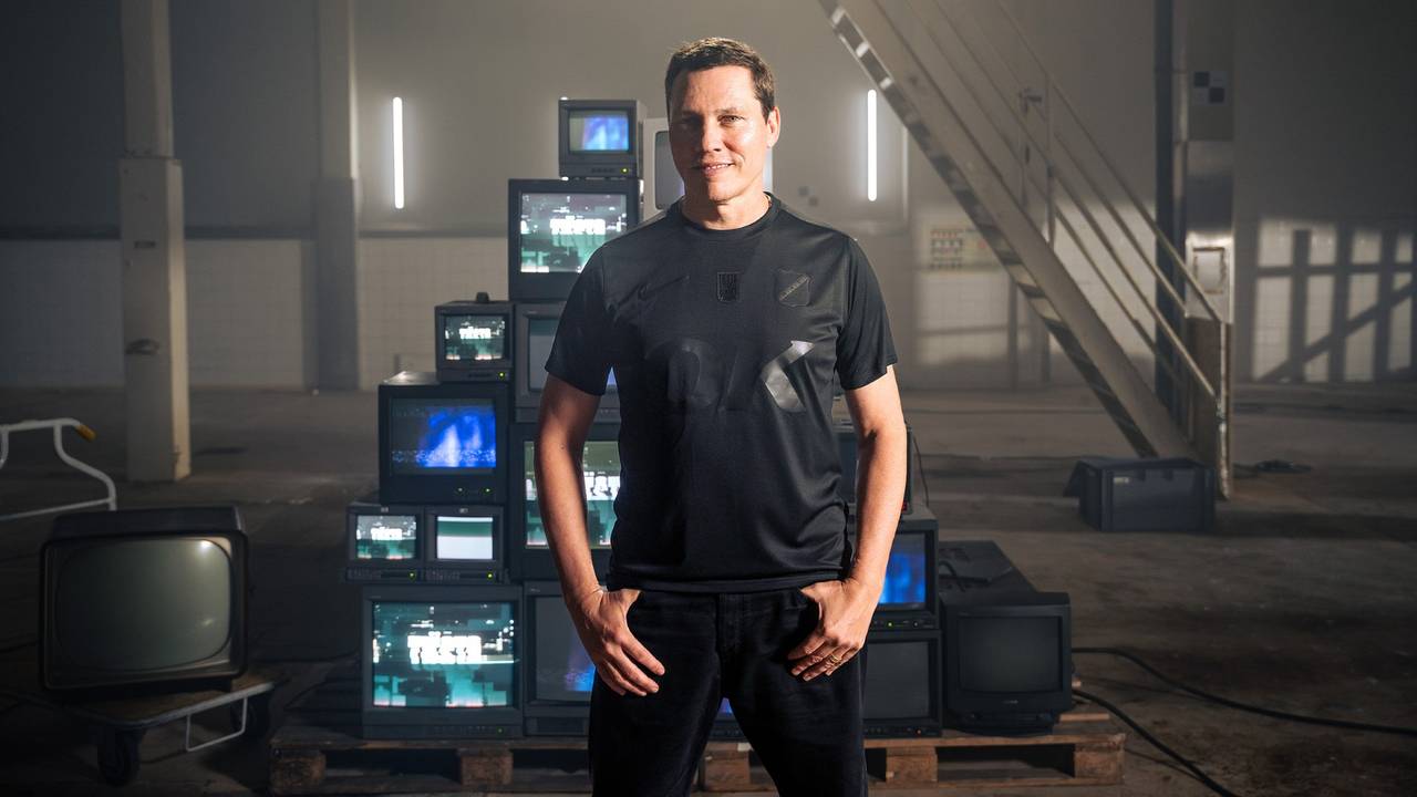 Tijs Verwest alias dj Tiësto in het nieuwe uitshirt van voetbalclub NAC (foto: NAC).