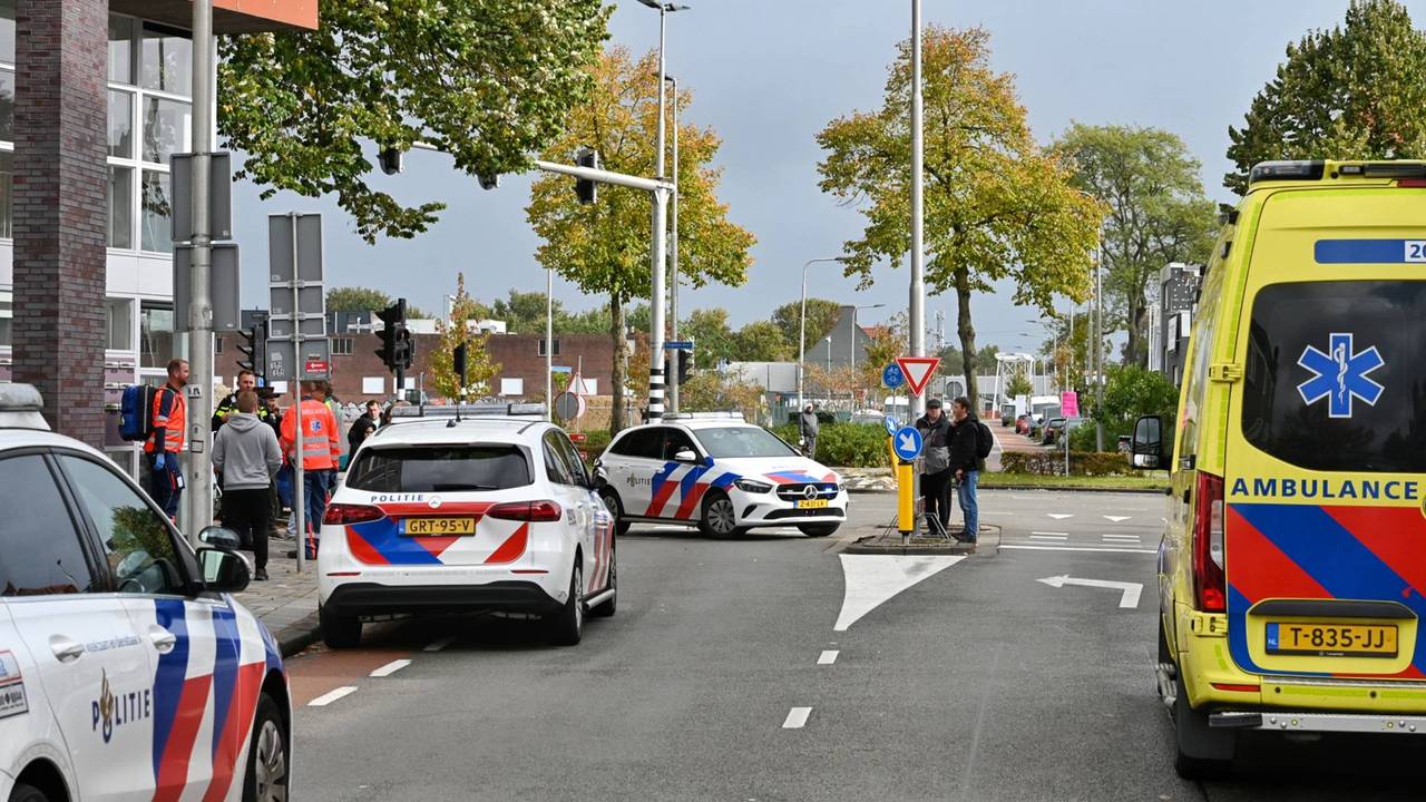 Veel hulpdiensten op de Enschotsestraat in Tilburg (foto: Toby de Kort/Persbureau Heitink).