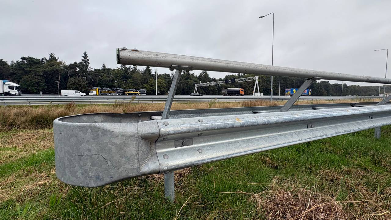 De buis op de vangrail zuigt de lucht aan (foto: Raymond Merkx).