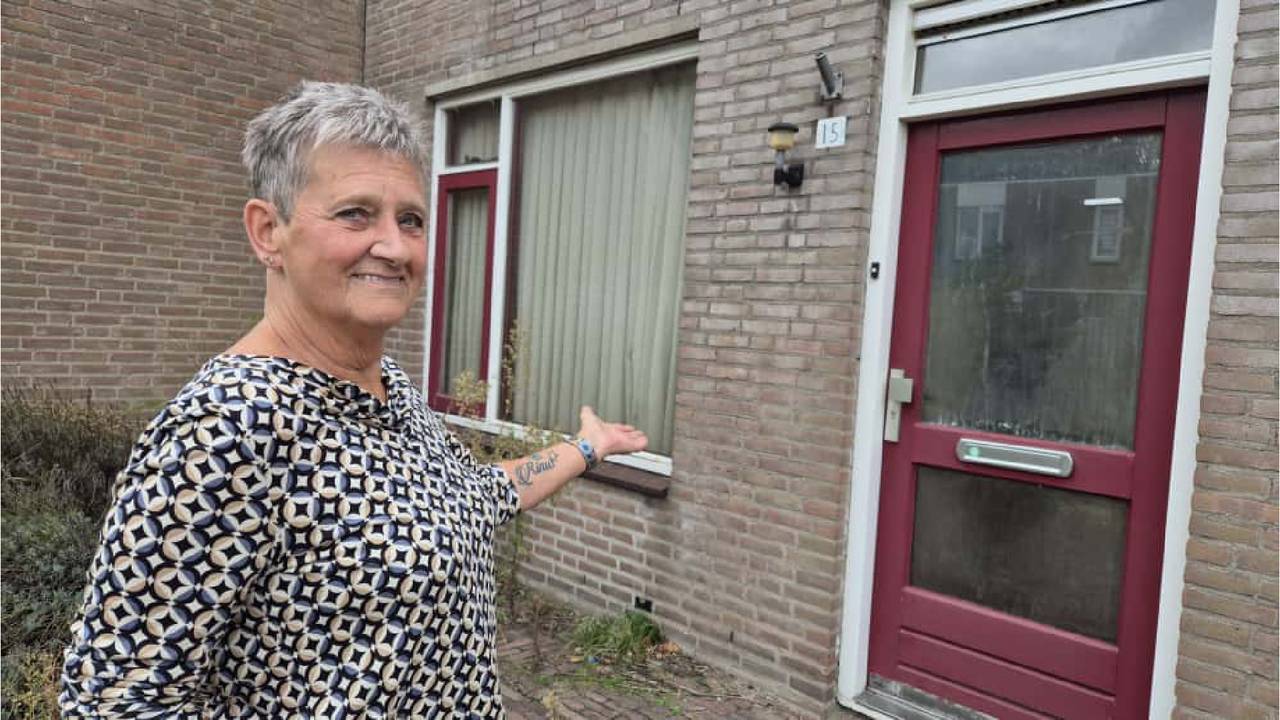 Marie-Louise voor het schimmelhuis van haar buurman (foto: Niek de Bruijn)