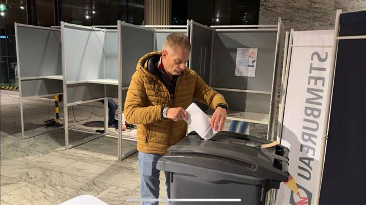 Nico Sluijk bracht op station Breda de eerste stem uit (foto: Eva de Schipper).