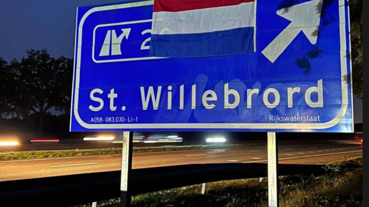 De vlag hing er hier al vroeg (foto: Operatie Hijs de Vlag NL Instagram).