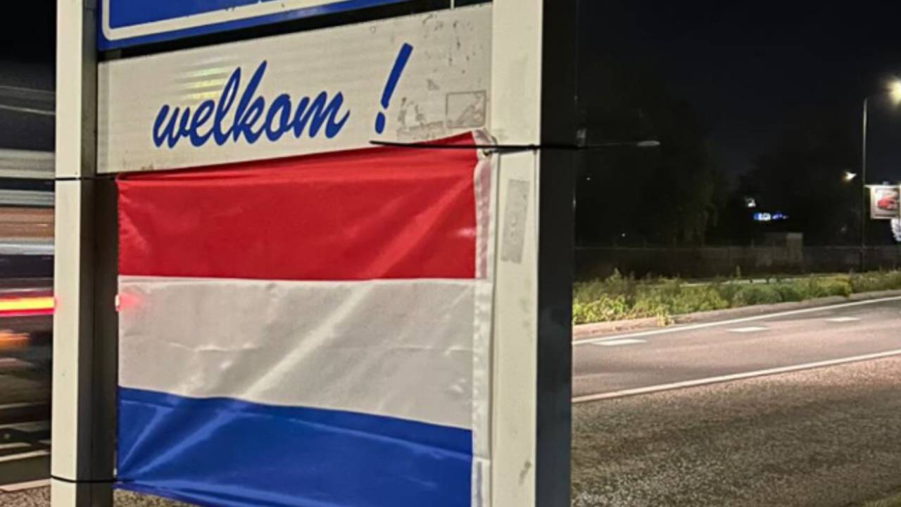 In Geldrop is de vlag gespannen tussen een welkomstbord (foto: Operatie Hijs de Vlag NL Instagram).