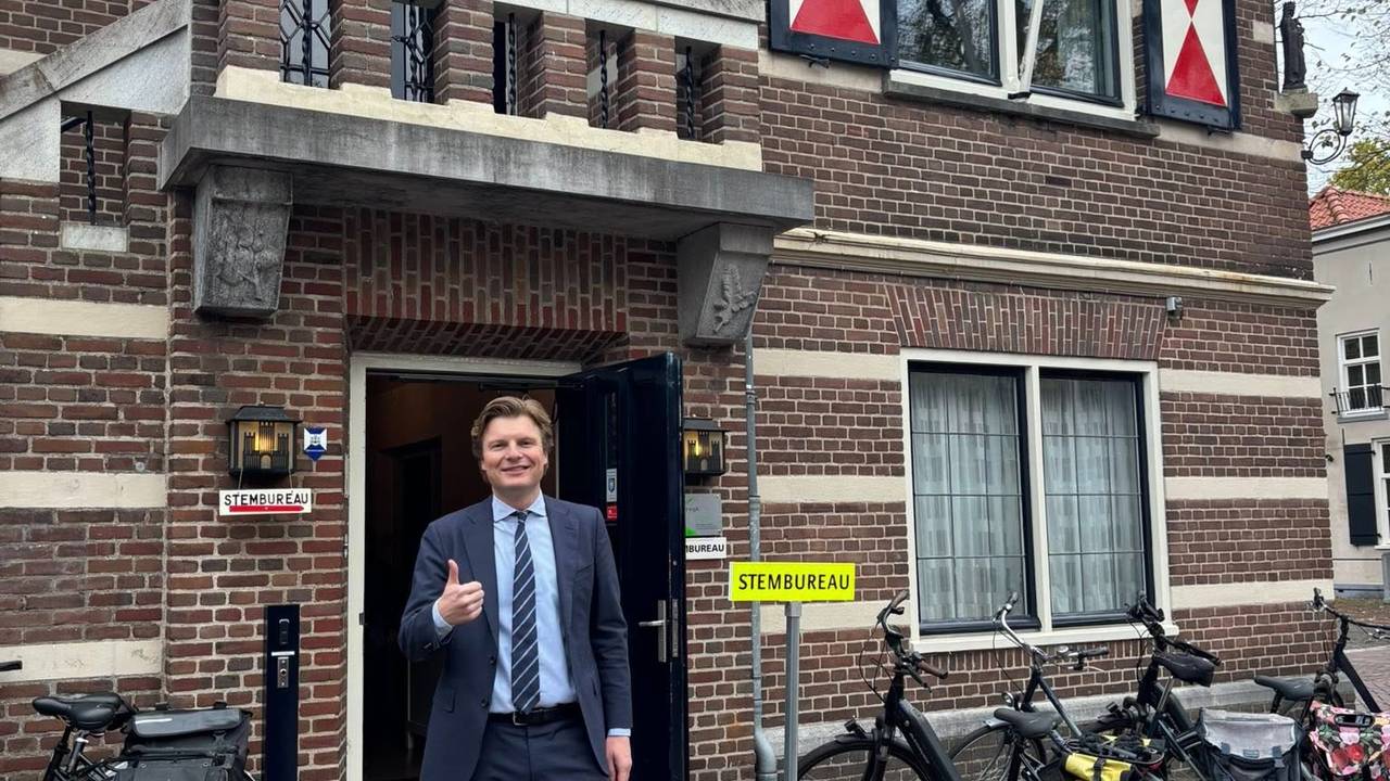 Vol trots staat de minister uit Oisterwijk voor het stembureau (foto: Facebook Ruben Brekelmans).