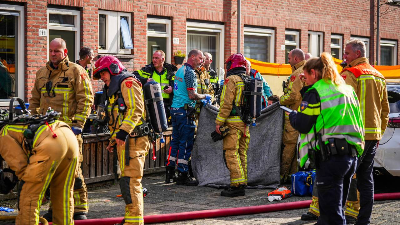 Vrouw gewond bij zolderbrand, vijf huizen ontruimd