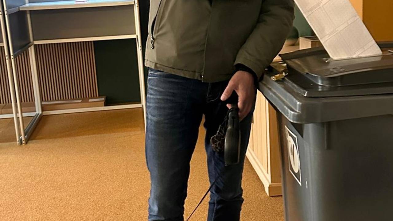 Jan neemt zijn hondje Taxi mee naar het stemlokaal (foto: Jan Peels).