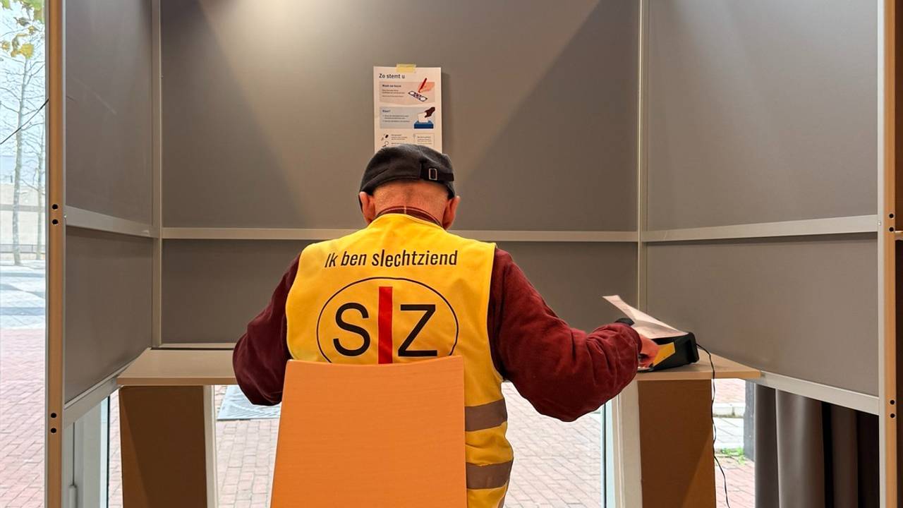 Deze meneer kan ook met verminderd zicht stemmen (foto: Facebook Gemeente Helmond).