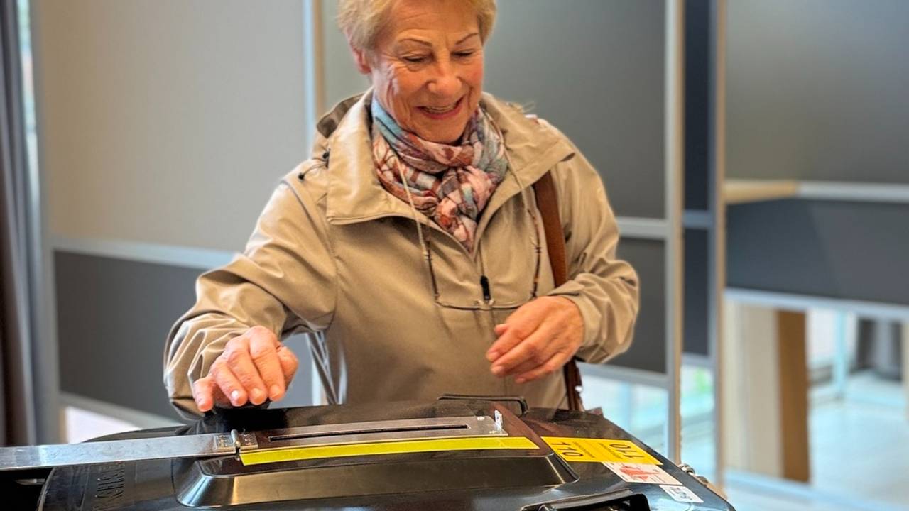 Met een grote lach brengt deze vrouw haar stem uit (foto: Gemeente Helmond).