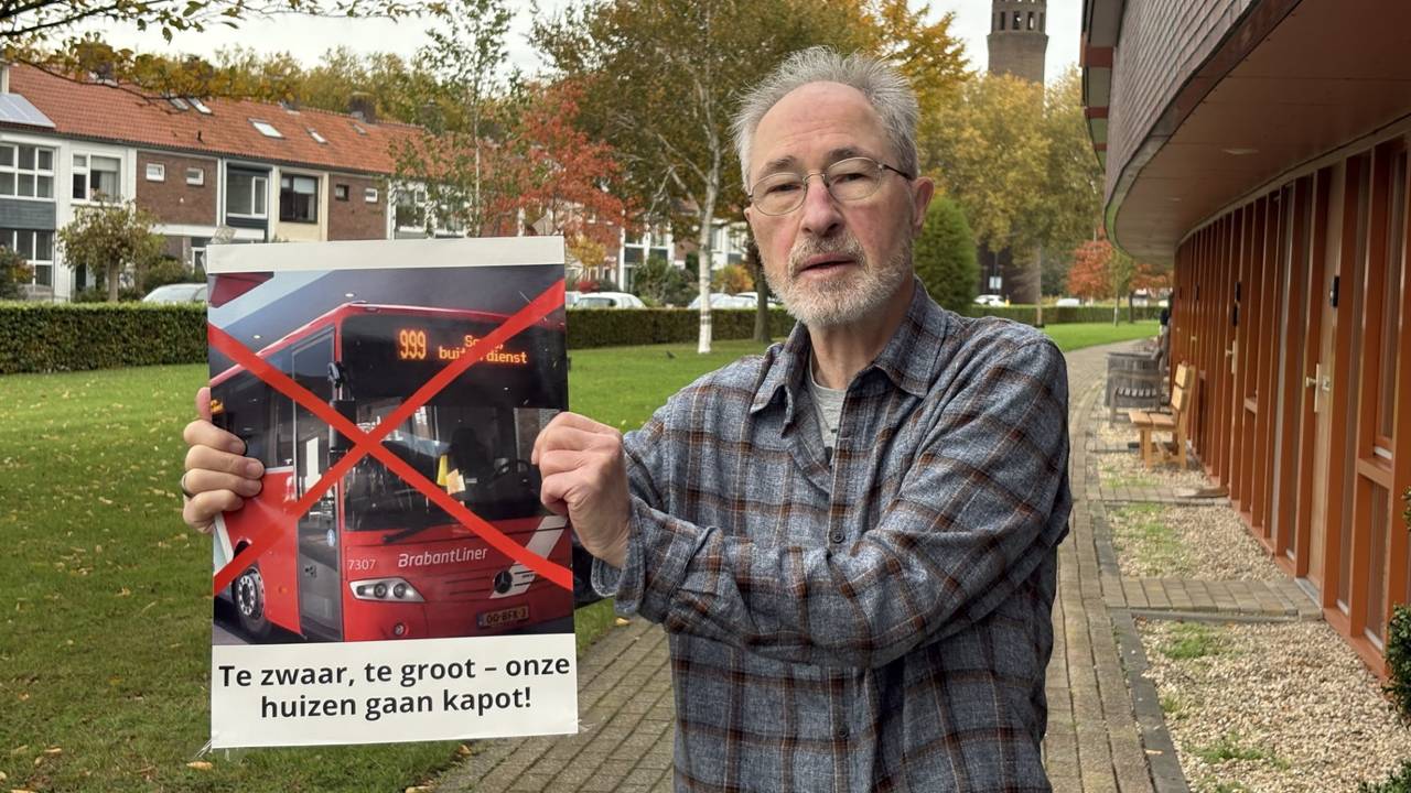 Protest tegen bussluis die is weggehaald en terugkomt (foto: Raymond Merkx).