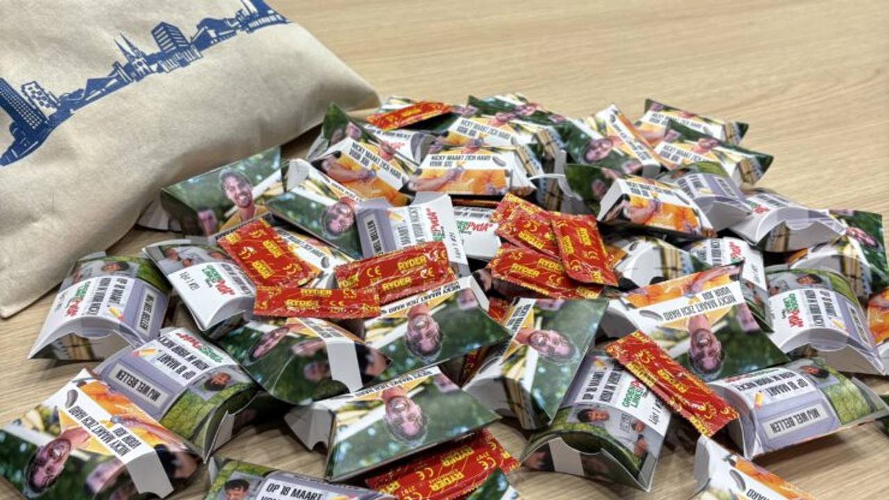 Stapels condooms met het gezicht van Van Wanrooij (foto: Omroep Tilburg / Nicky van Wanrooij).