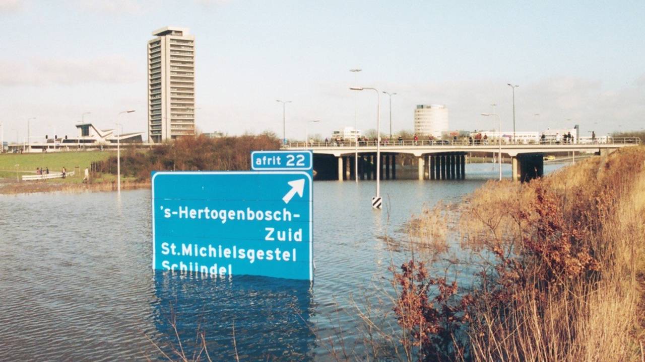 In 1995 liep de A2 bij Den Bosch helemaal onder. (Foto: Henk van Esch)