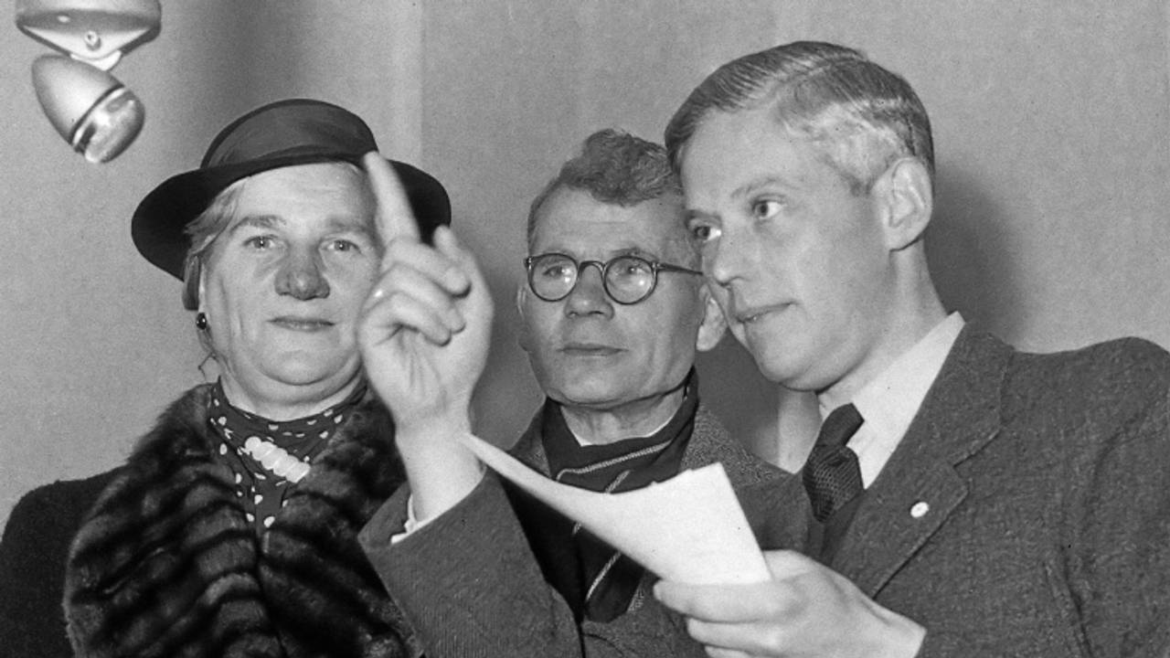 Presentator Frits Thors (r) wijst twee gasten op de microfoon (foto: Nationaal Archief)