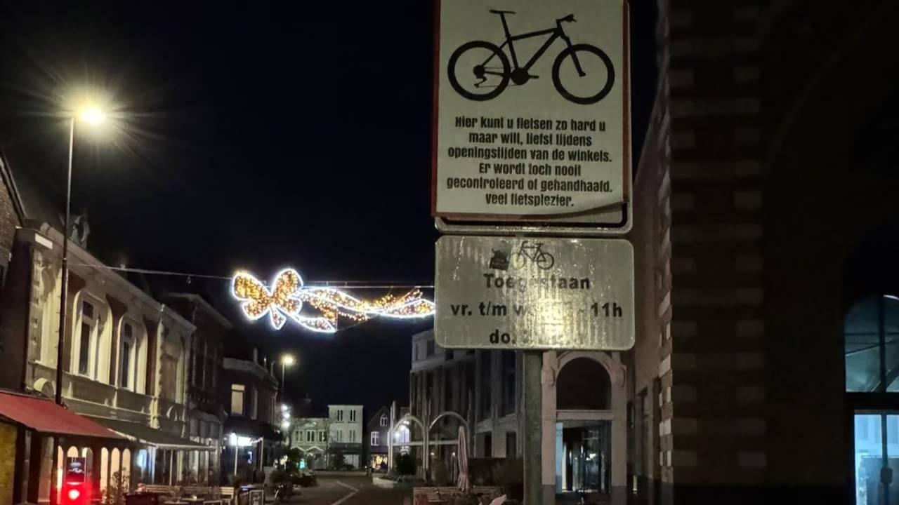 De sticker op het verkeersbord (foto: Dtv Nieuws).