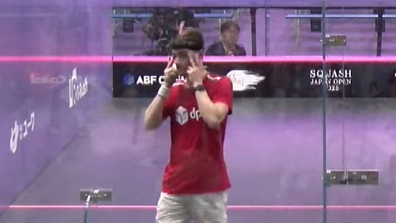 Squasher Rowan Damming tijdens de wedstrijd een beledigend gebaar door speetogen te maken (Foto: Omroep Brabant)