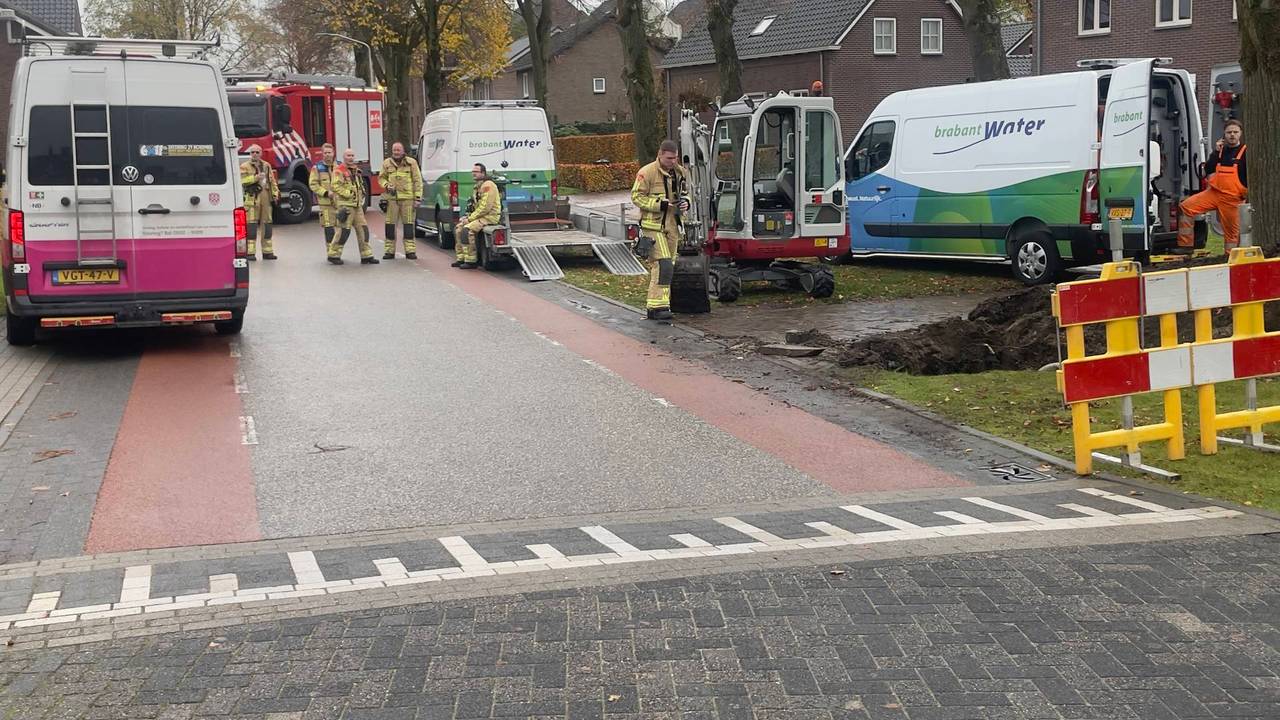 De weg is afgesloten door het gaslek (foto: Harrie Grijseels / Persbureau Heitink).