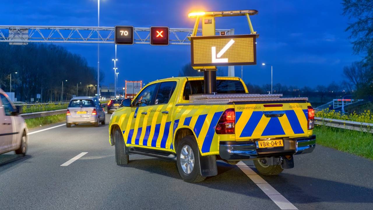 Een pijlwagen bij een afgesloten rijstrook (Foto: Rijkswaterstaat.)