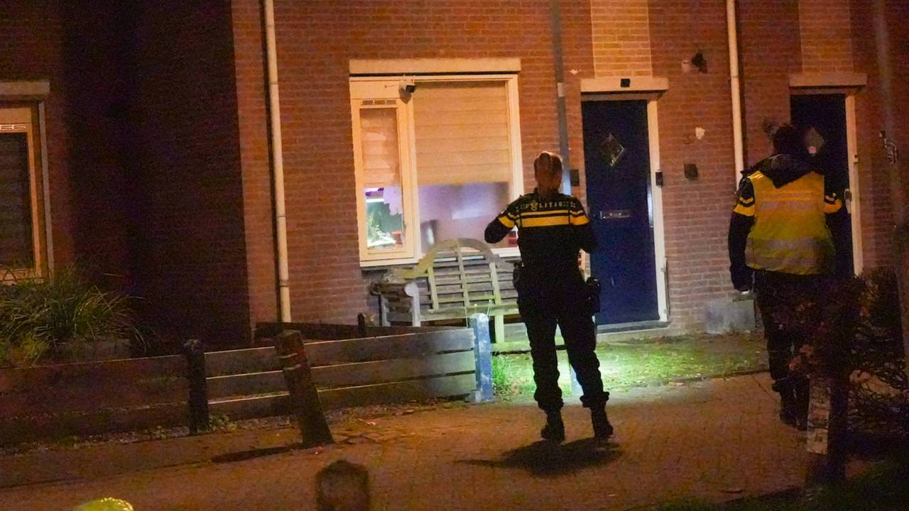 De politie doet onderzoek bij het huis (Foto: Harrie Grijseels / Persbureau Heitink.)