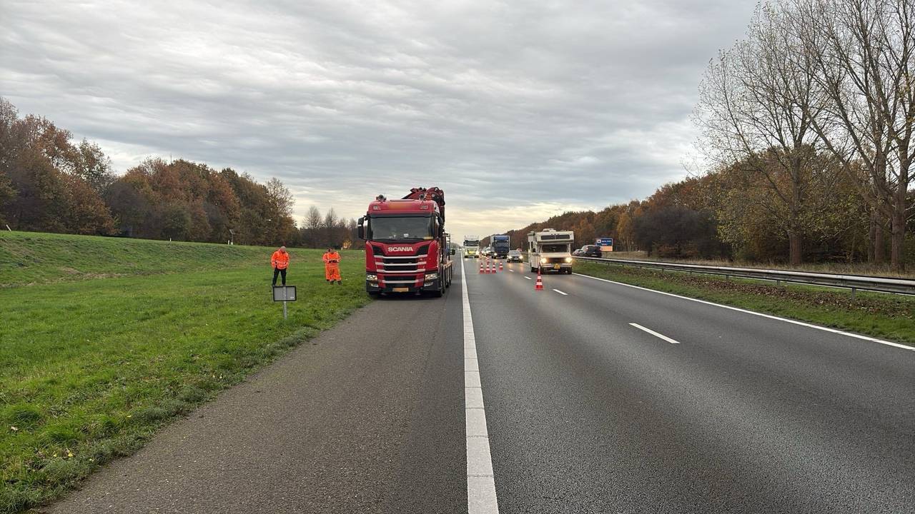 Twee kapotte vrachtwagens zorgen voor file op de A58 (foto: Rijkswaterstaat Verkeersinformatie/X).