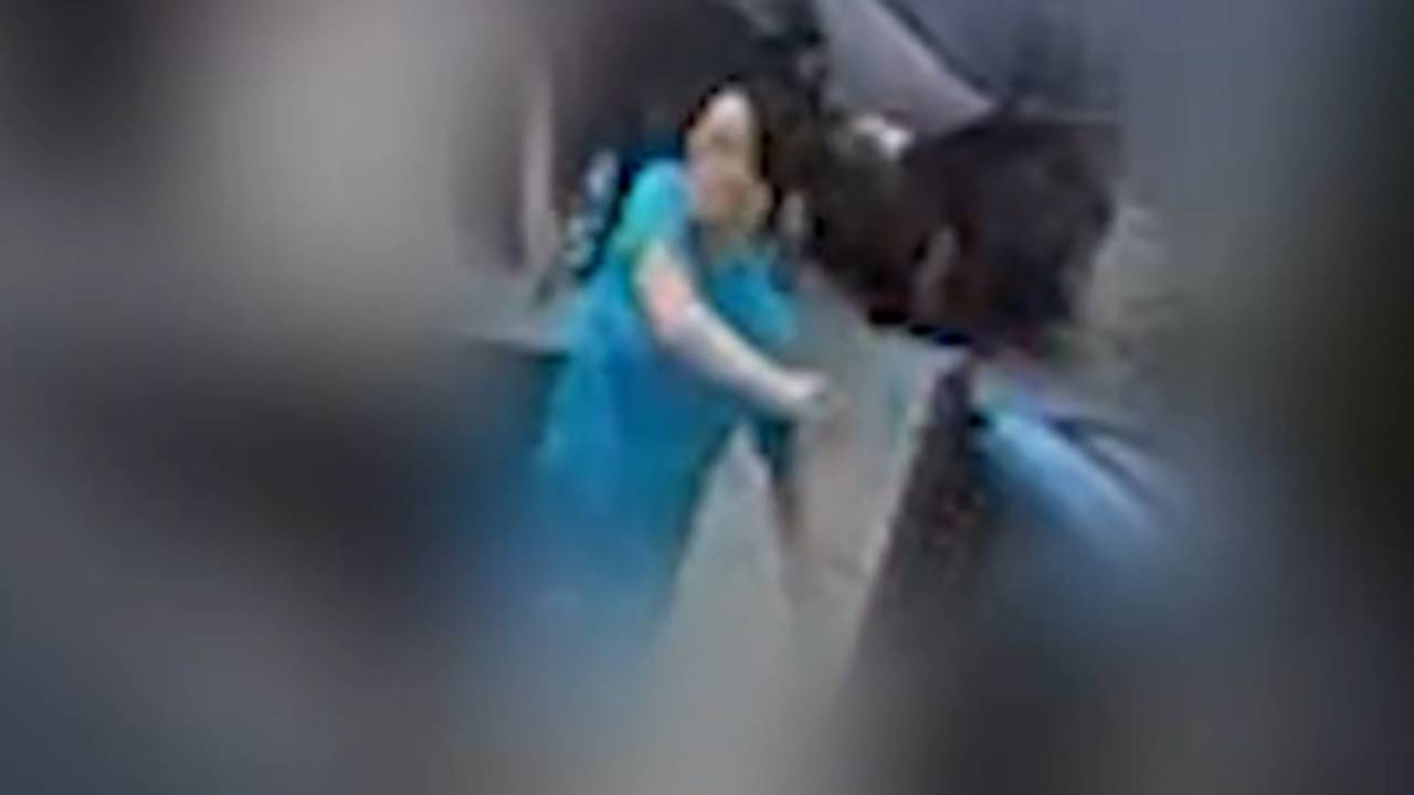 De politie zoekt deze man (foto: Politie Eenheid Oost-Brabant).